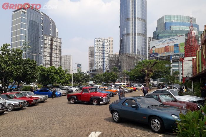 ILUSTRASI. Parkiran Ranch Market Pondok Indah dipenuhi mobil lawas.