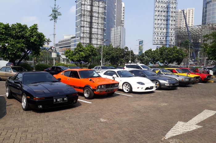 Ilustrasi mobil parkir di bawah terik matahari