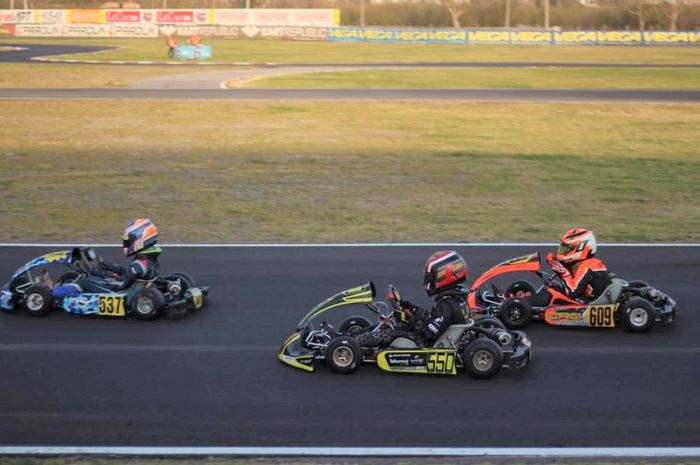 Kualitas Qarrar Firhand Ali (gokart warna kuning) semakin terasah, tampak saat balapan di ROK Cup 33th Trofeo di Primavera 2022, Italia