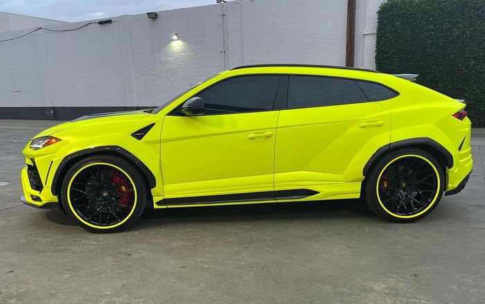 Modifikasi Lamborghini Urus nyentrik dengan kelir kuning neon