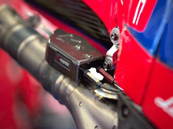 Ini dia alat di atas silincer knalpot motor MotoGP yang berfungsi membuka atau menutup katup 