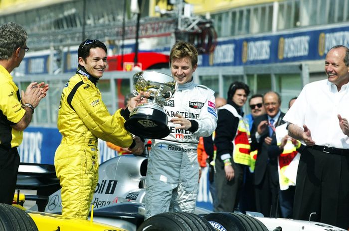 Giancarlo Fisichella (kiri) menerima piala kemenangan GP F1 Brasil dari Kimi Raikkonen, disaksikan Eddir Jordan (kiri) dan Ron Dennis (kanan)