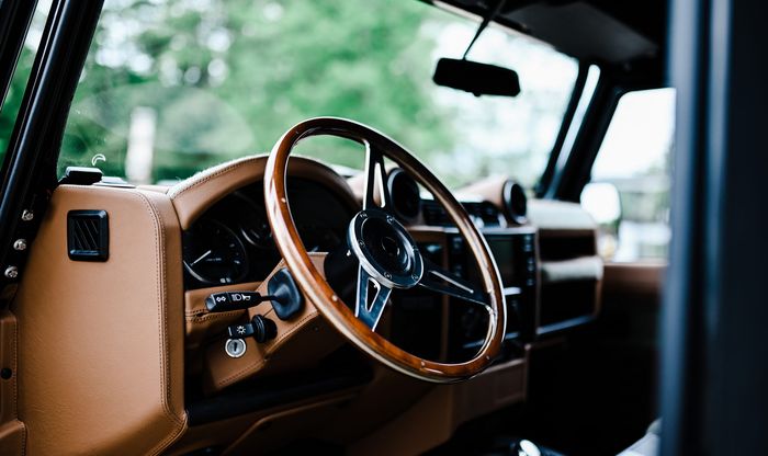 Tampilan kabin restomod Land Rover Defender dibuat lebih segar