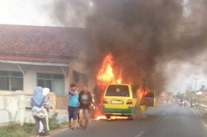 Satu mobil angkutan umum bernopol G- 1132-GG trayek Bumiayu- Bantarkawung terbakar di pertigaan Kedondong desa setempat, Kamis (23/8/2018) pagi. 