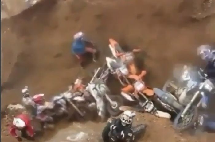 Peserta satu persatu terjatuh ke bibir trek yang dalam