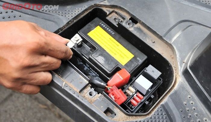 Ilustrasi aki motor bekas