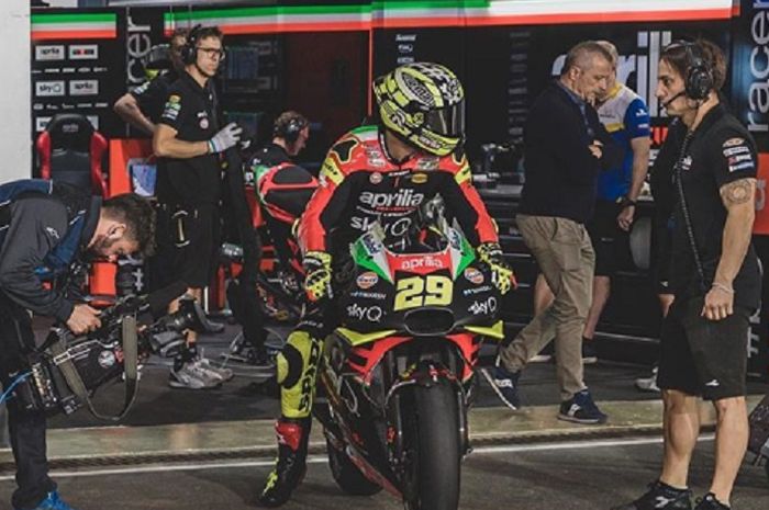 Andrea Iannone di paddock tim Aprilia.