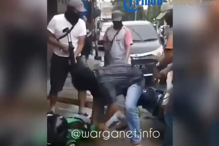 Penangkapan terduga teroris yang berprofesi driver ojek online di Sumatera Utara oleh tim Densus 88