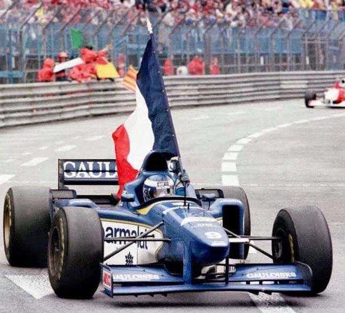 Pembalap Prancis dari tim Ligier, Oliver Panis tampil sebagai pemenang di F1 Monako 1996