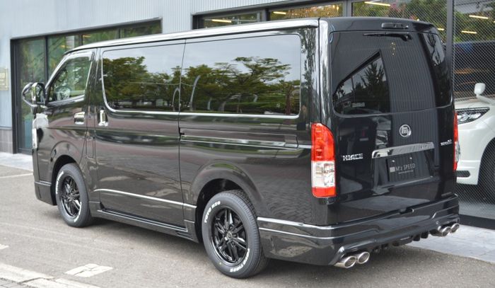 Bumper belakang Toyota HiAce dilengkapi dengan diffuser