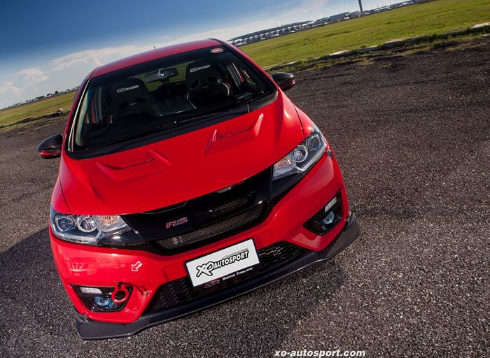 Tampilan depan modifikasi Honda Jazz GK5 street racing beraura JDM