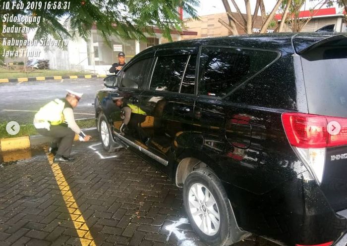 Petugas olah TKP temuan mayat di dalam kabin Toyota Kijang Innova