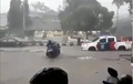Salut, Polisi Berseragam Lengkap Rela Basah-basahan Dorong Motor Saat Banjir