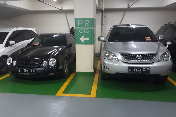 Mercedes-Benz CLK250 Kompressor dan Toyota Harrier yang ditempel stiker peringatan dari BPRD