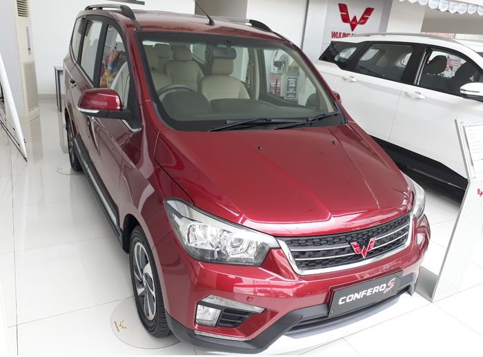 Wuling Confero terpajang di dealer
