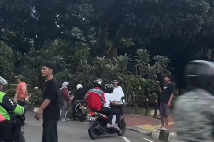 Viral Jasa Naik Trotoar di Jakarta Pusat