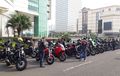 Kejar Pajak Motor Gede, Petugas Samperin Langsung ke Tongkrongan di Senayan. Yang Belum Bayar Ditempeli Sticker