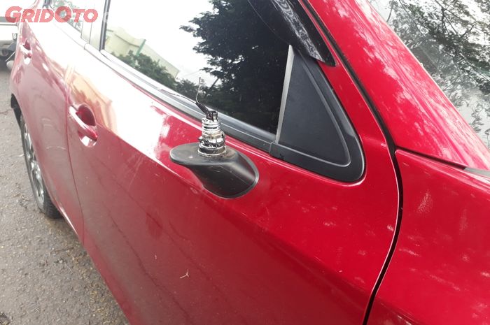 Kaca spion Mazda2 yang mengungsi karena banjir hilang dicuri maling 
