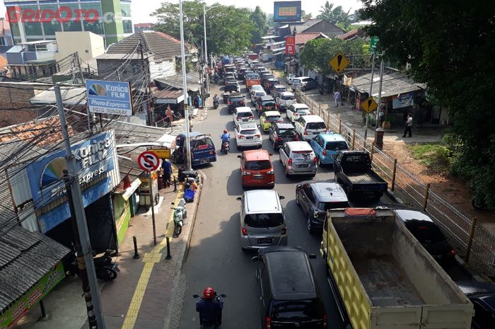 Kemacetan panjang dari adanya PPKM Darurat di Lenteng Agung, Jakarta Selatan