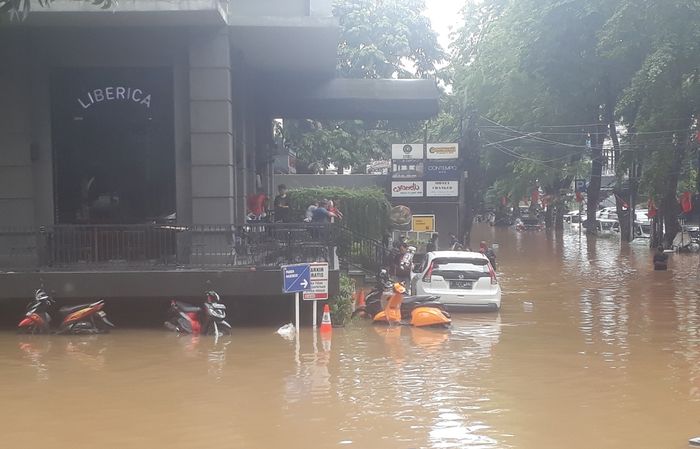 Honda CR-V, Vespa Sprint, Yamaha Mio dan Mio J terjebak banjir di Jalan Raya Kemang, Jakarta Selatan.