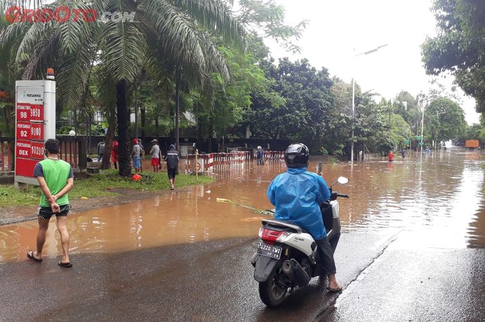 Banjir di jalan TB Simatupang arah perempatan lampu merah Ragunan, Jakarta Selatan