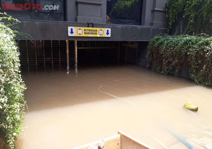 Basement parkiran salah satu gedung di Jalan Kemang Raya, Jakarta selatan yang masih terendam air setinggi kurang lebih 2 meter