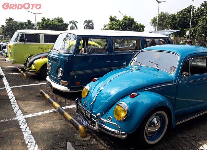 VW kodok dan Kombi berjejer di parkiran