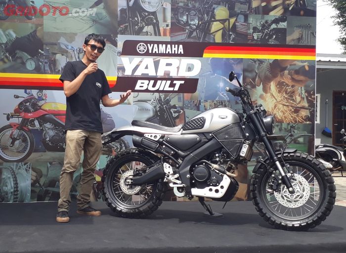 Rizqi Pratama, Builder dari Lembing Inc. dengan Yamaha XSR 155 bergenre Scrambler buatannya.