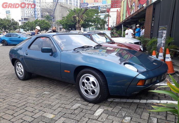 Porsche 928