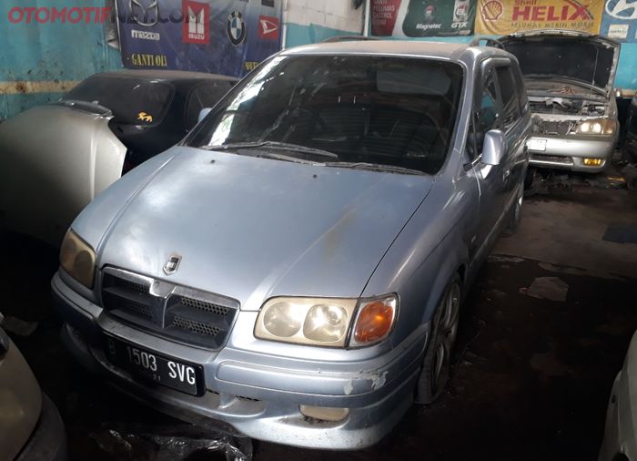 Hyundai Trajet tahun 2001 yang 5 tahun tidak diambil pemiliknya di bengkel Garasi 30