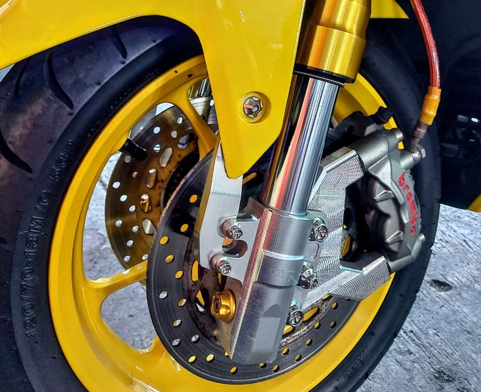 Penggunaan kaliper rem 4 piston bikin tampilan kaki-kaki depan motor lebih kekar