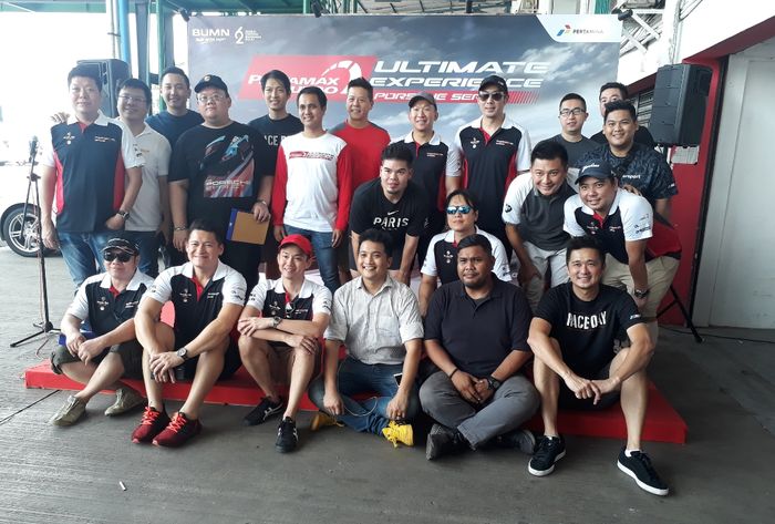 Member Porsche Club Indonesia berfoto bersama