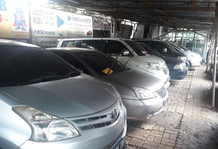 Deretan mobkas di showroom Marno Jaya Motor.