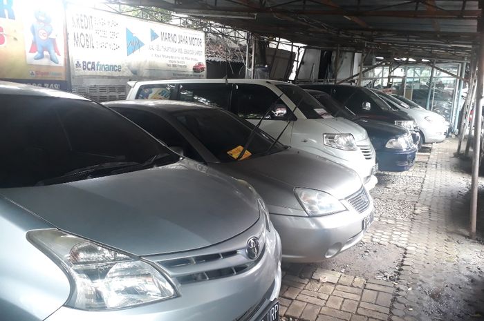 Deretan mobkas di showroom Marno Jaya Motor.