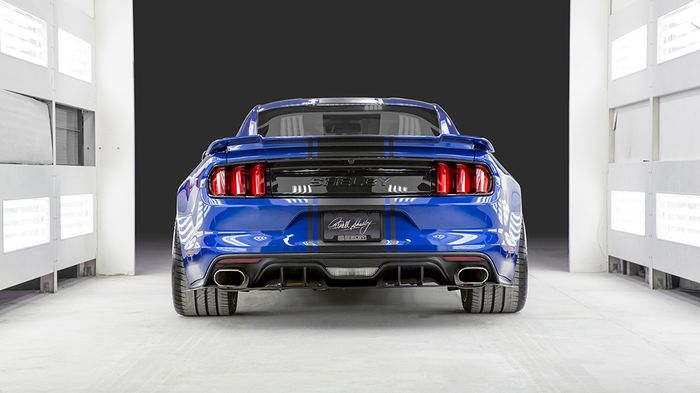 Tampilan belakang modifikasi body kit lebar Ford Mustang S550