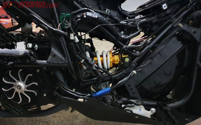Posisi shockbreker belakang nyaris tidur di Honda ADV150 garapan Ali.