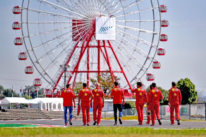 Tim Ferrari melakukan track walk di sirkuit Suzuka menjelang balap F1 Jepang 2019