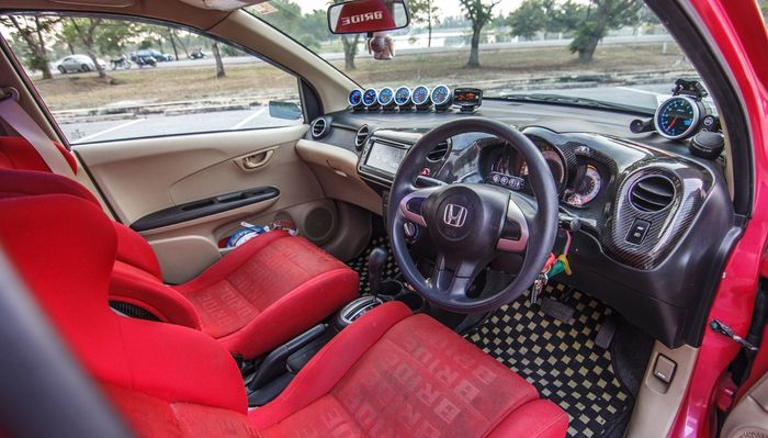 Tampilan kabin racing dari modifikasi Honda Brio