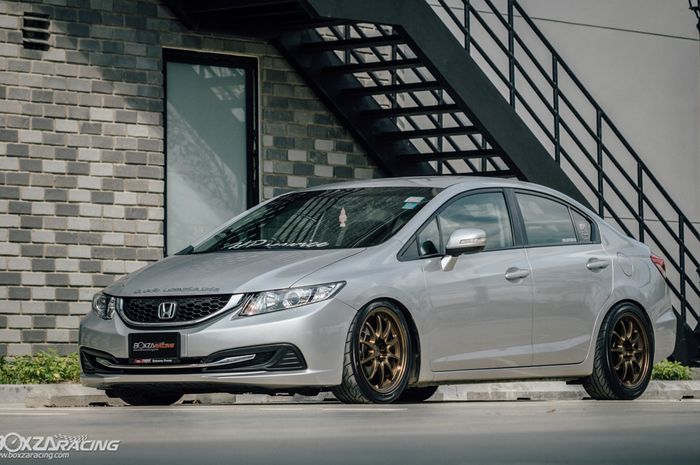 Modifikasi Honda Civic bergaya racing