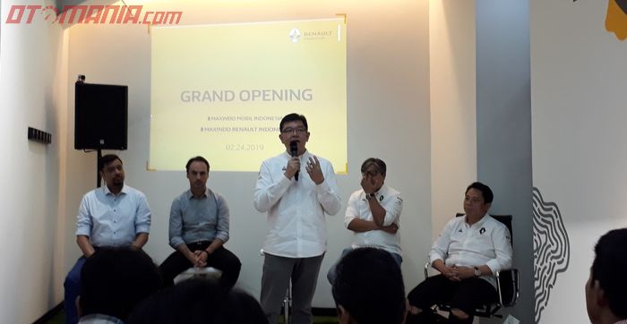 Andrew Limbert, CEO Maxindo Renault Indonesia, saat memberikan penjelasannya kepada media