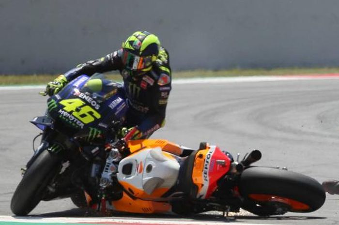 Motor Jorge Lorenzo kena bagian tubuh Valentino Rossi di MotoGP Catalunya