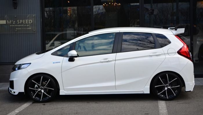 Tampilan samping Honda Jazz pasang pelek J-Spider ukuran 18 inci