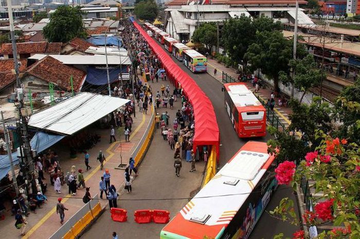 TransJakarta beroperasi di Jalan Jatibaru Tanah Abang  yang ditutup untuk umum serta angkot,