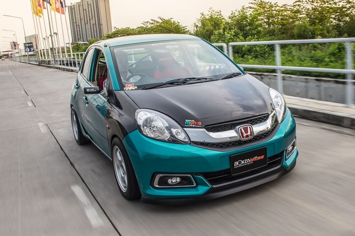 Modifikasi Honda Brio lama bergaya street racing datang dari Thailand