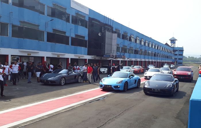 Mobil member Porsche Club Indonesia saat gathering di Sirkuit Sentul