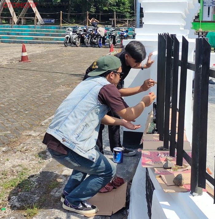 Pagar Taman Makam Pahlawan Samudera dicat ulang oleh KHAT Bandung supaya terlihat segar