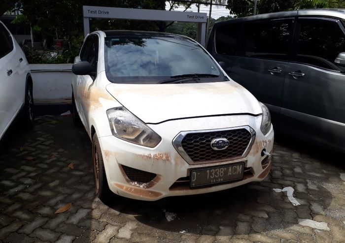 Datsun GO yang akan diperbaiki akibat terendam banjir