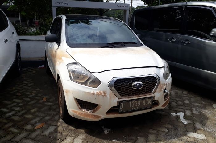 Datsun GO yang akan diperbaiki akibat terendam banjir