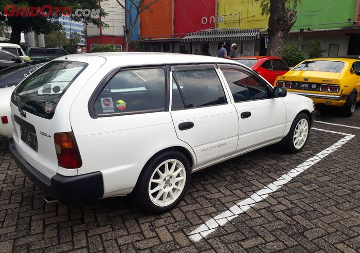 Tampak bodi samping Toyota Corolla DX Station Wagon