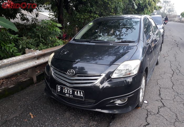 Toyota Vios yang kedua spionnya hilang terparkir di flyover Jalan Bintara Raya, Kota Bekasi 